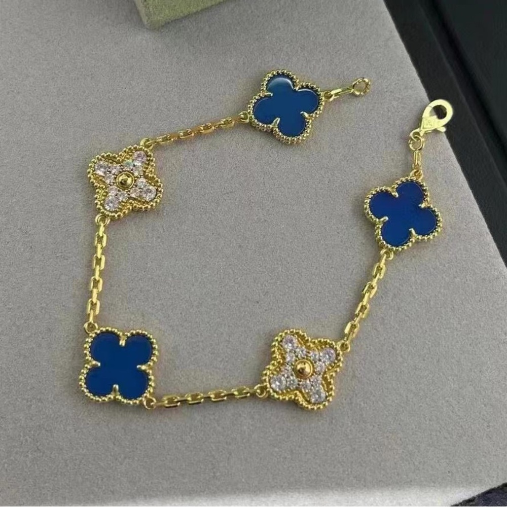 Van Cleef & Arpels Vintage Alhambra bracelet, 5 four-leaf lucky patterns - Picture 2 of 8